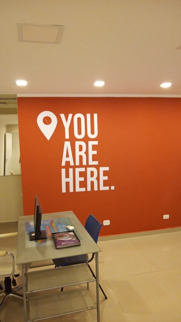 Parede interna com sinalização You are here