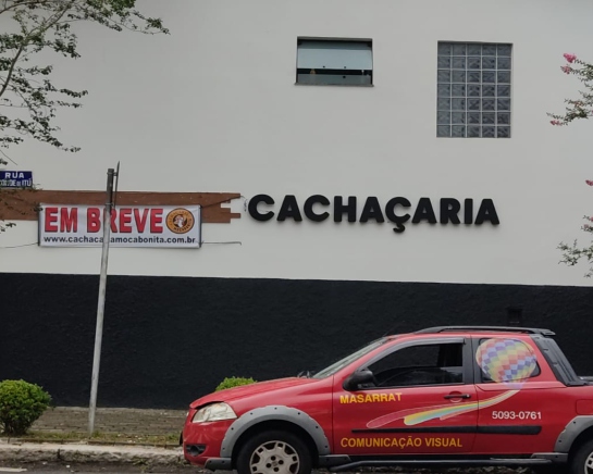 Fachada de cachaçaria com letras externas