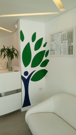Identidade visual verde aplicada em ambiente corporativo
