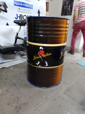 Display personalizado produzido a partir de barril