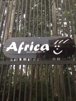 Letreiro África instalado em área externa