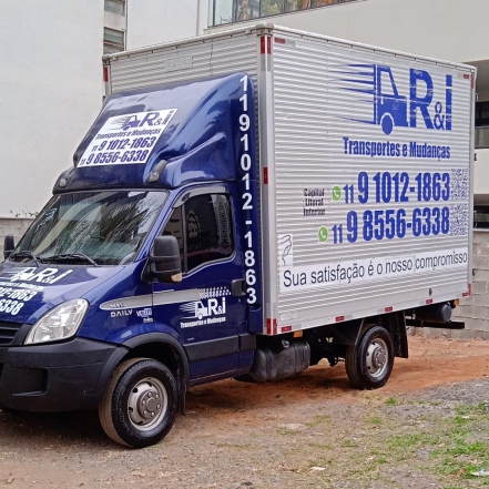 Caminhão com adesivação comercial